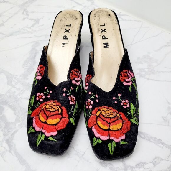 Vintage Shoes - Vintage Y2K Asian Pattern Black Heels Shoes Size: 6.5US